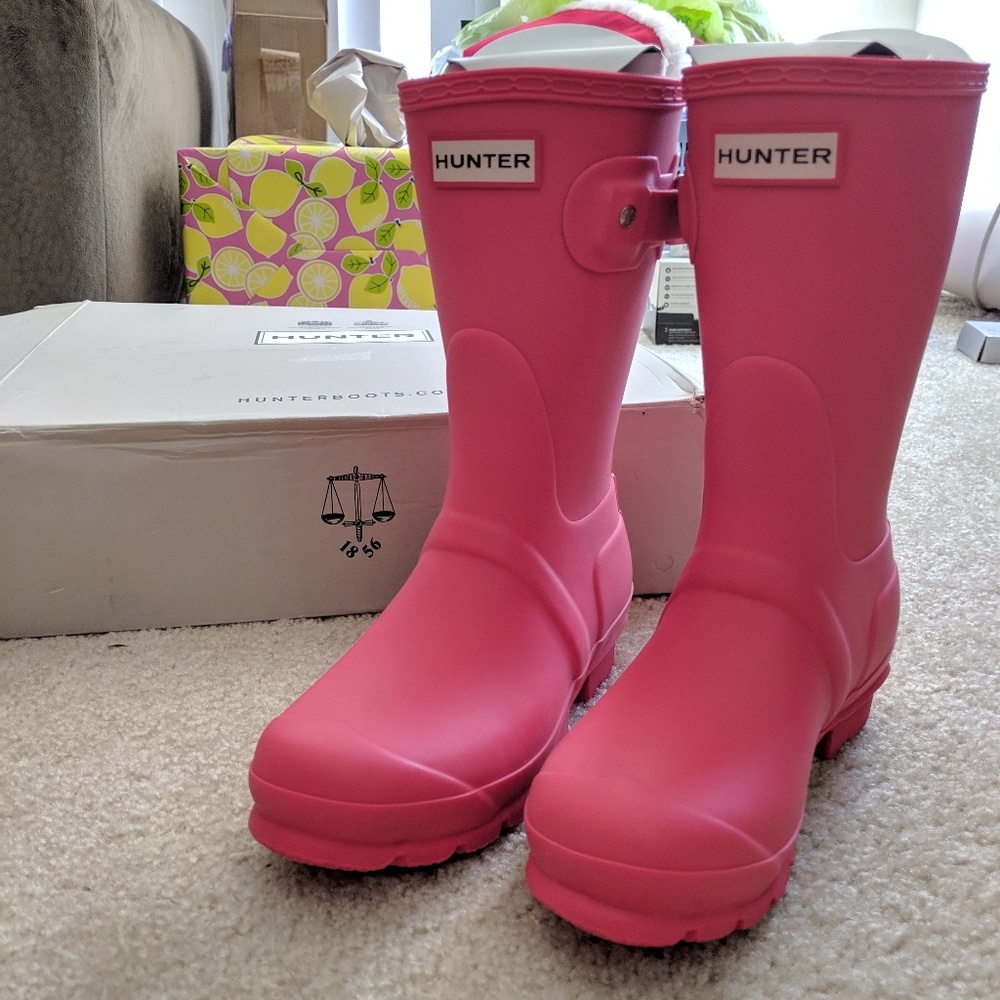 BRAND NEW Bright Coral Hunter boots